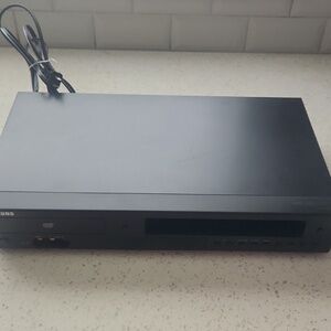 Samsung DVD VCR player Combo. Model #V6800. For Parts or Repair. Remote Included